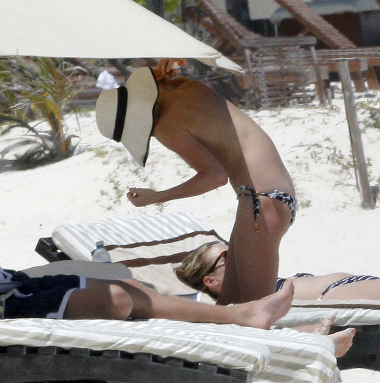 Kate bosworth s'amusant sur la plage en topless et exposant son corps sexy en bikini
 #75308773