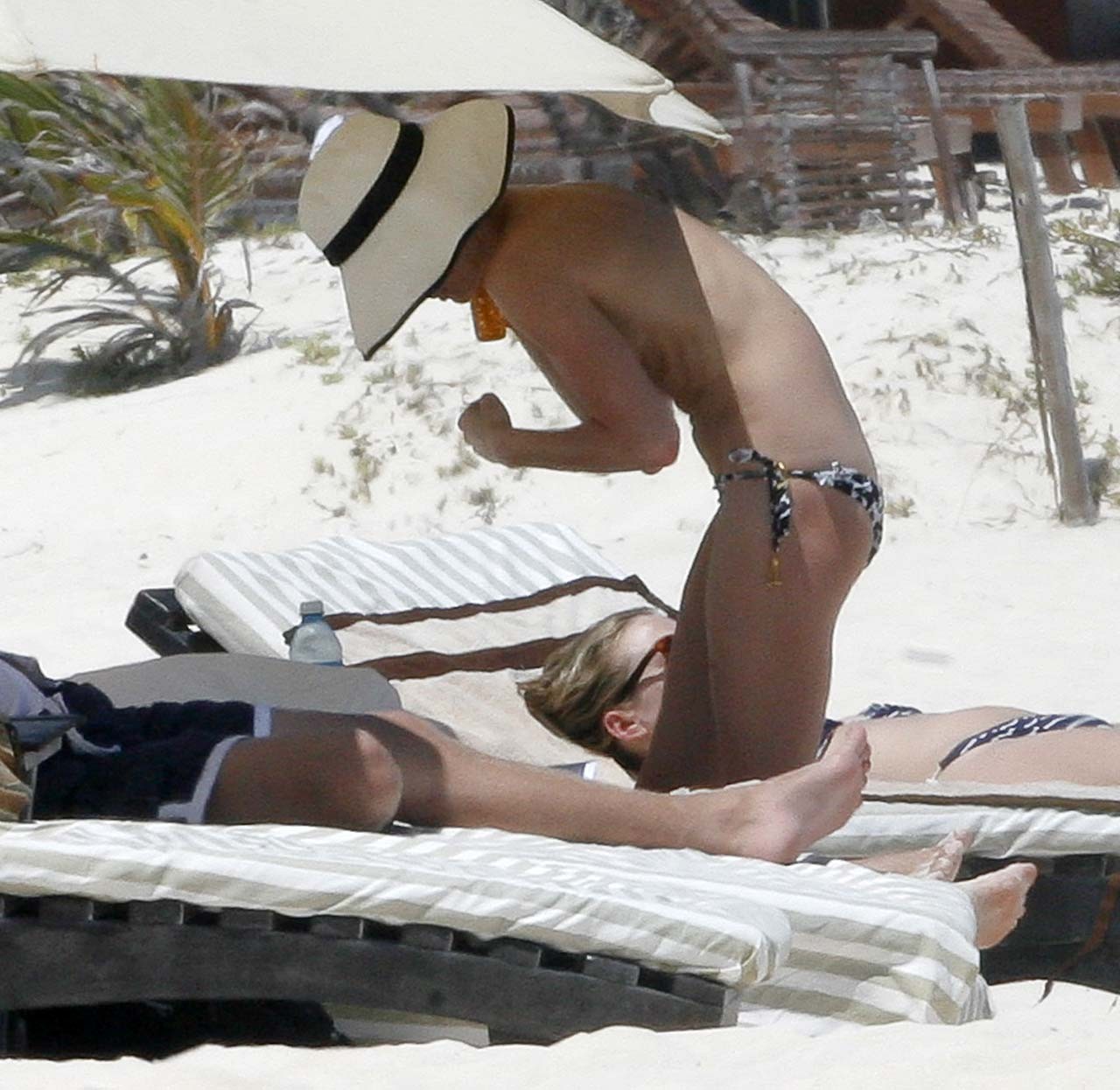 Kate bosworth godendo sulla spiaggia in topless ed esponendo il suo corpo sexy bikini
 #75308778