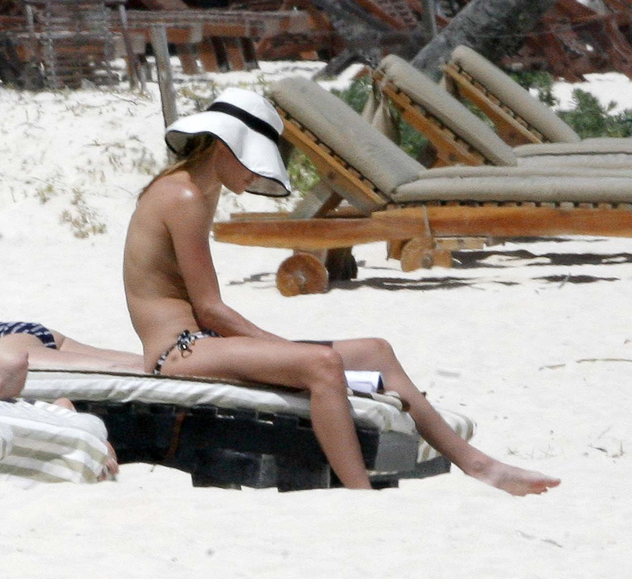 Kate bosworth s'amusant sur la plage en topless et exposant son corps sexy en bikini
 #75308784