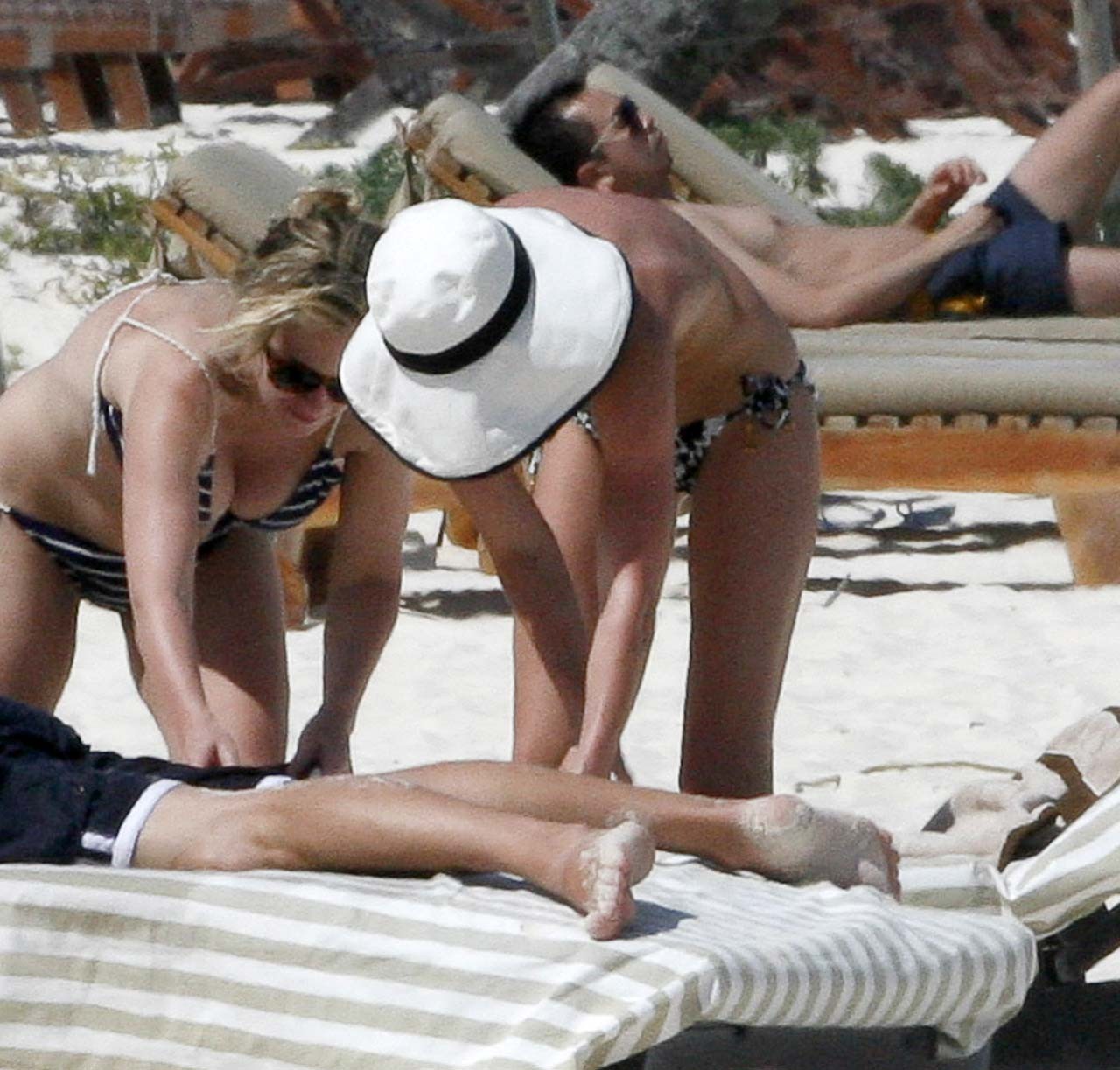 Kate bosworth s'amusant sur la plage en topless et exposant son corps sexy en bikini
 #75308814
