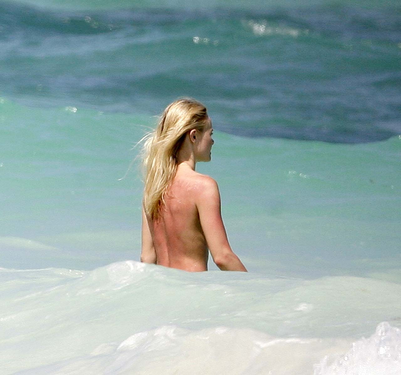Kate bosworth s'amusant sur la plage en topless et exposant son corps sexy en bikini
 #75308822