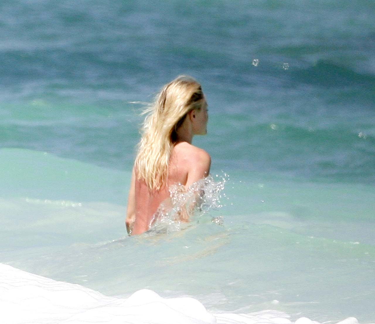 Kate bosworth godendo sulla spiaggia in topless ed esponendo il suo corpo sexy bikini
 #75308828