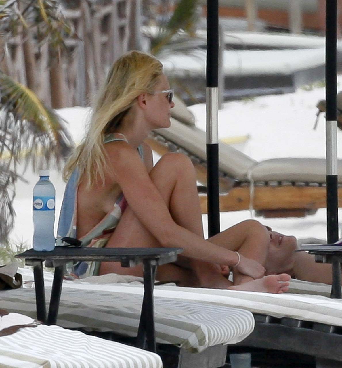 Kate bosworth godendo sulla spiaggia in topless ed esponendo il suo corpo sexy bikini
 #75308837