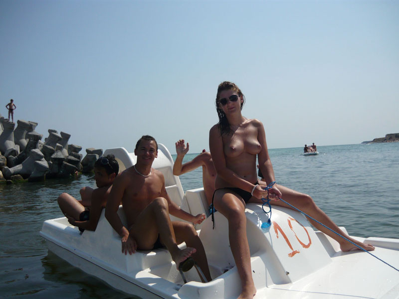 Des filles nudistes s'amusent entre elles sur la plage
 #72246683