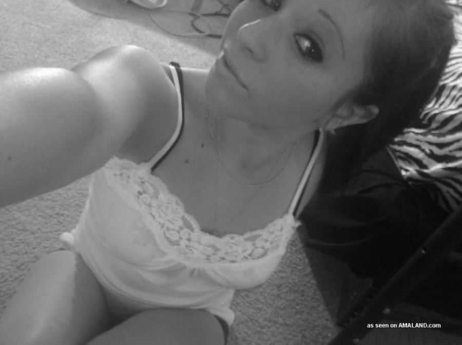 Zusammenstellung einer Amateur-Hottie Camwhoring in ihrer Unterwäsche
 #67180055