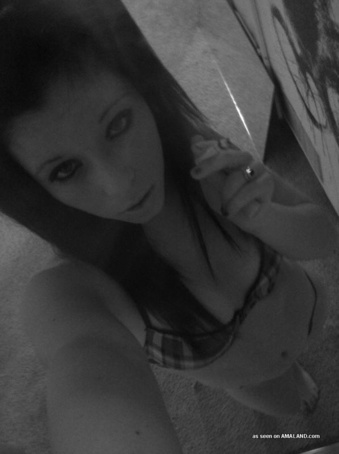 Zusammenstellung einer Amateur-Hottie Camwhoring in ihrer Unterwäsche
 #67180076