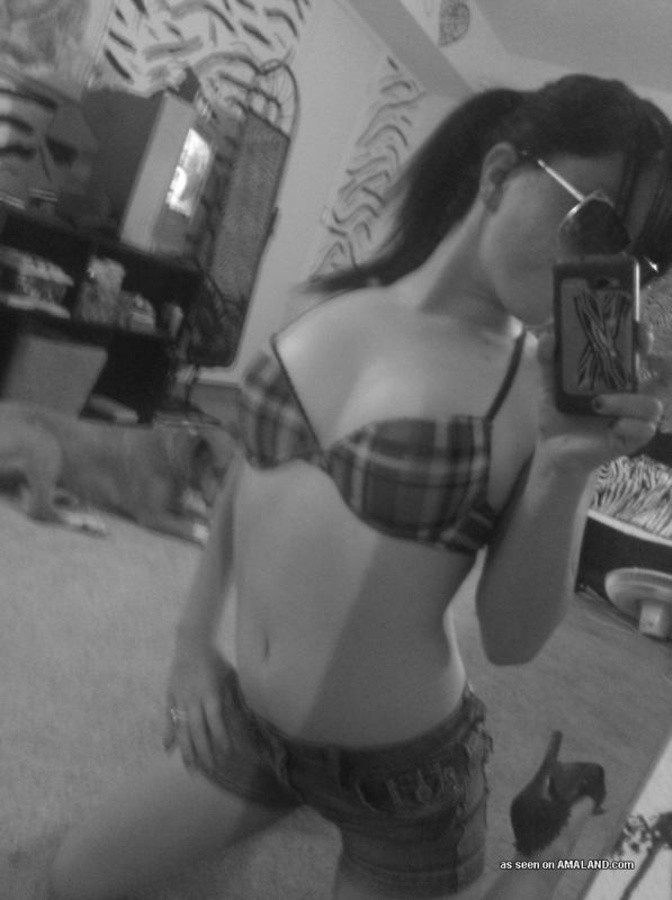 Zusammenstellung einer Amateur-Hottie Camwhoring in ihrer Unterwäsche
 #67180122