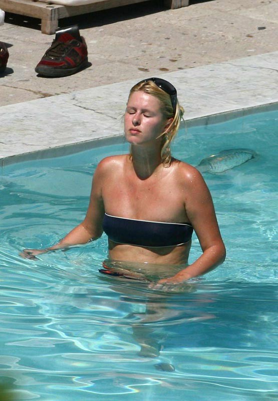 Nicky Hilton bello sguardo del suo tatuaggio al suo culo
 #75397643