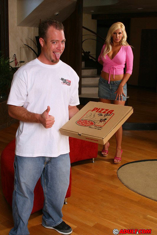 ホットなブロンド・ベイブがピザを食べてファックする
 #73673590