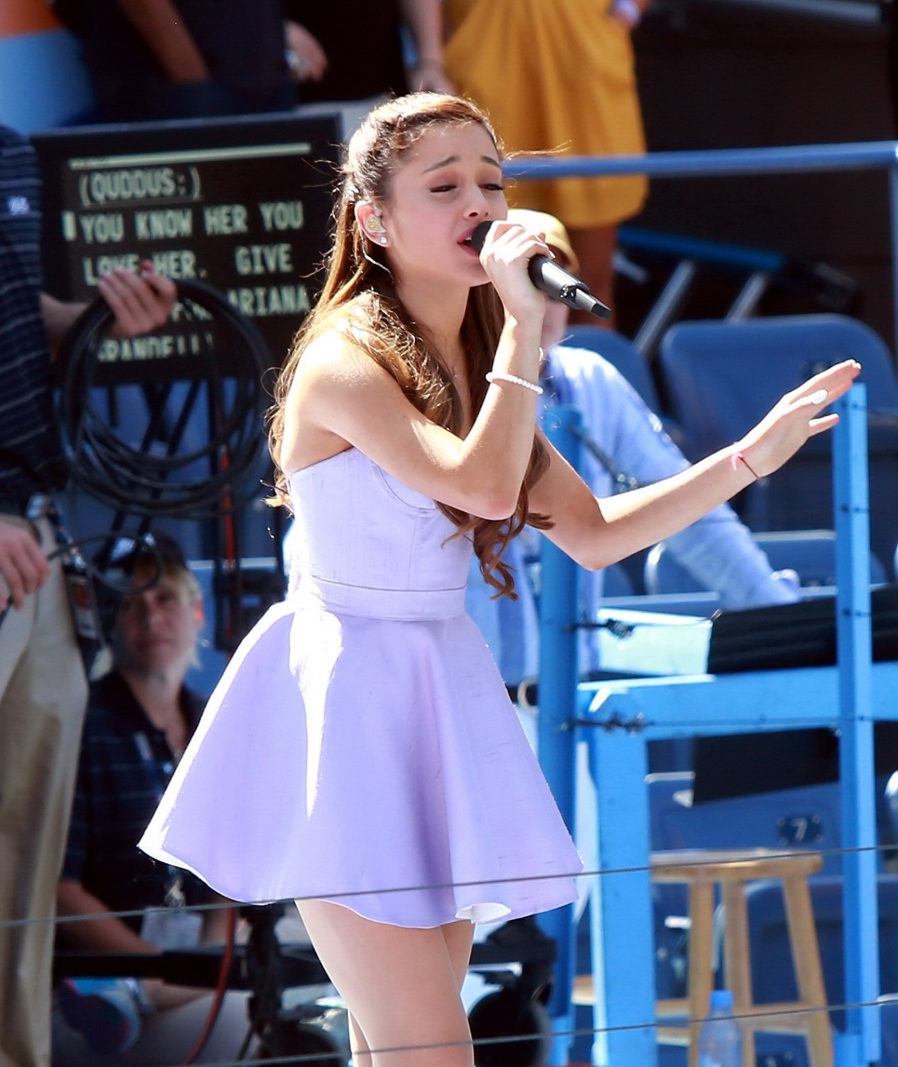 Ariana Grande en jambes lors d'un concert à New York
 #75221003