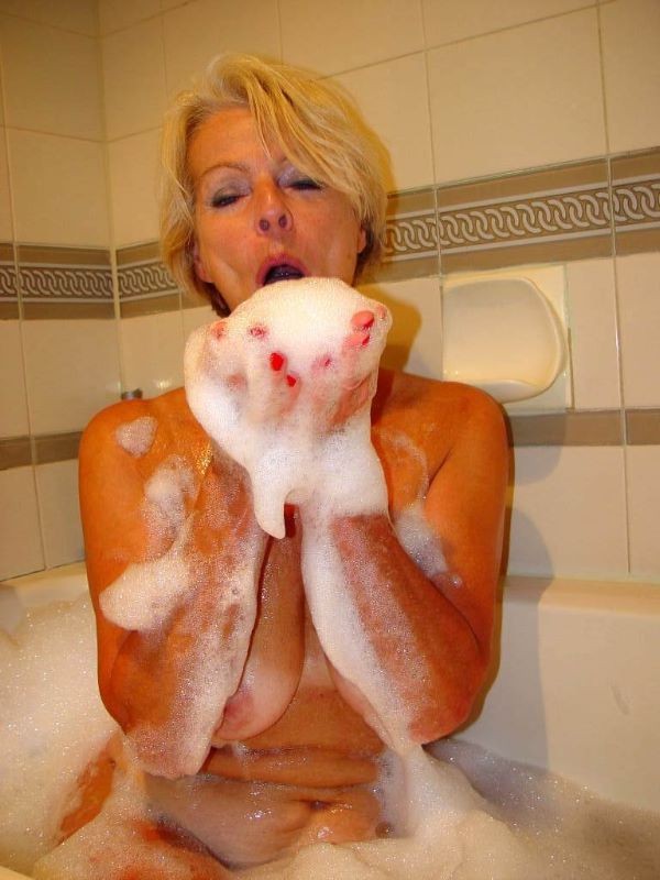 Abuelita rubia ninfómana extendiendo su castor peludo en la bañera
 #77254451