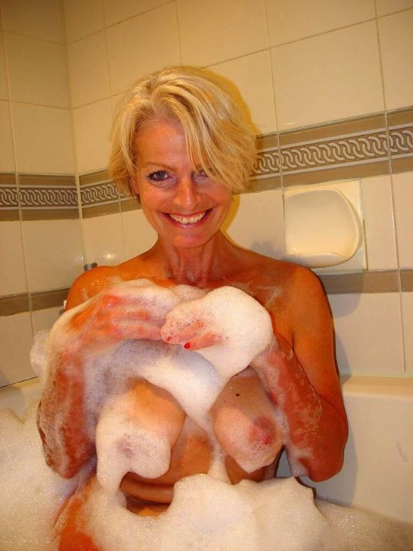 Mamie blonde nympho étalant son castor poilu dans la baignoire
 #77254455