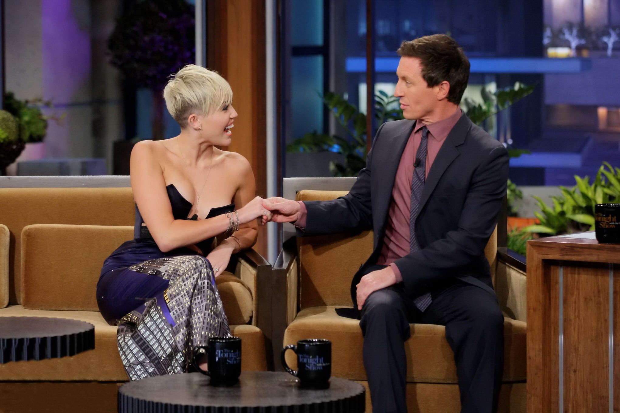 Miley Cyrus, seins nus, porte une robe très révélatrice dans l'émission de ce soir avec Jay Leno.
 #75250753