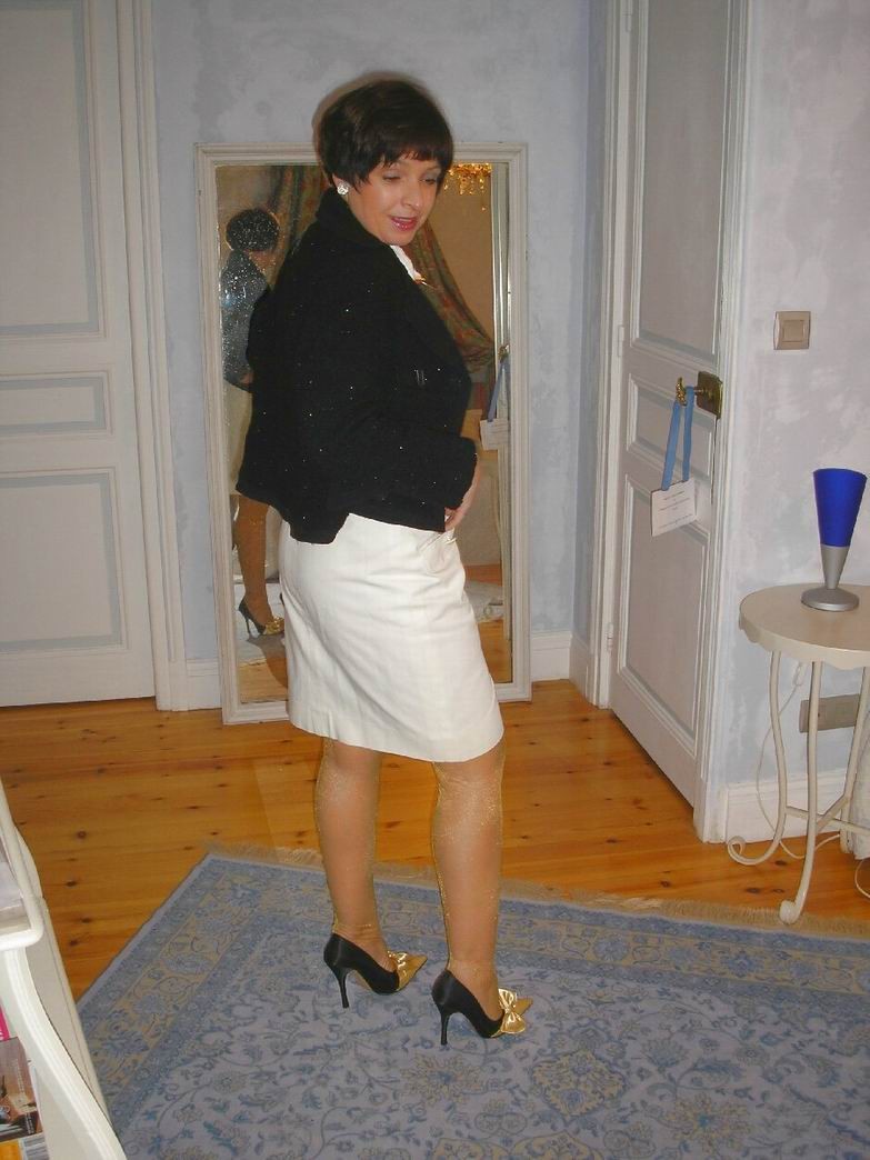 Amateur housewife Nathalie posing in stockings #77636849