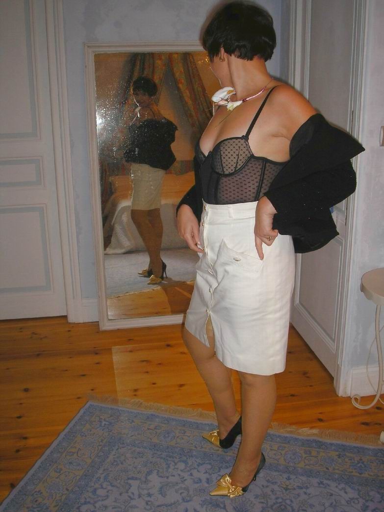 Amateur housewife Nathalie posing in stockings #77636860