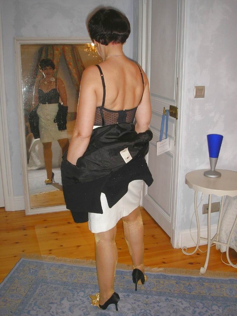 Amateur housewife Nathalie posing in stockings #77636871