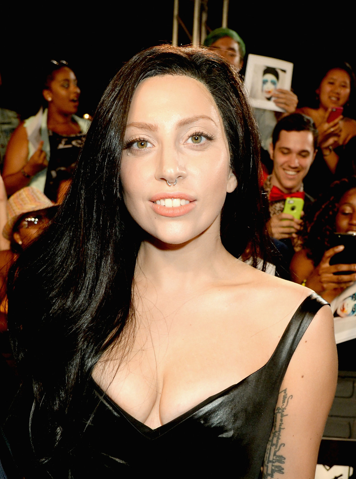 Lady Gaga montre ses fesses et ses seins dans un maigre costume de crustacés au MTV 2013. 
 #75220626