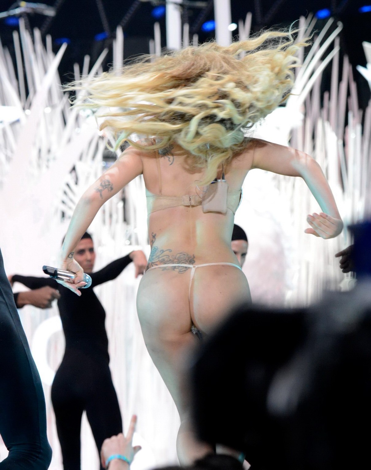 レディー・ガガ、2013年MTVビデオ・ミュージック・ショーで貝殻の衣装を着てお尻を見せつける 
 #75220665