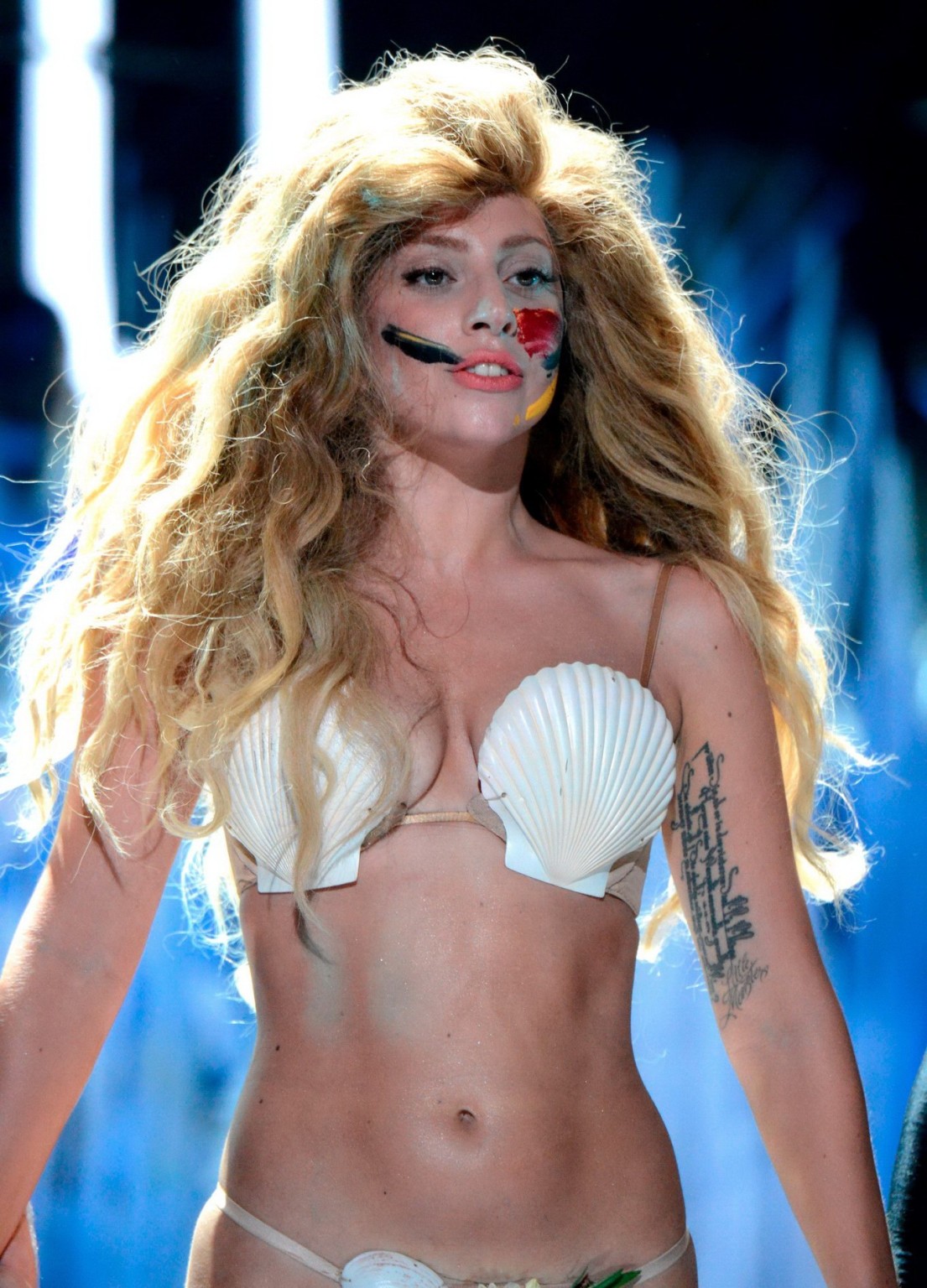 レディー・ガガ、2013年MTVビデオ・ミュージック・ショーで貝殻の衣装を着てお尻を見せつける 
 #75220672