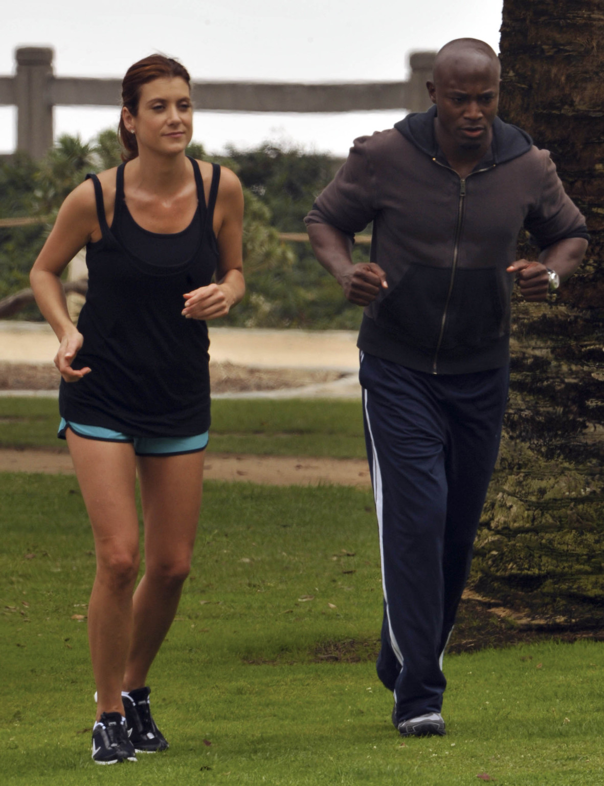 Kate Walsh langbeinig in Workout-Klamotten am Set von "Private Practice" in Santa 
 #75336249