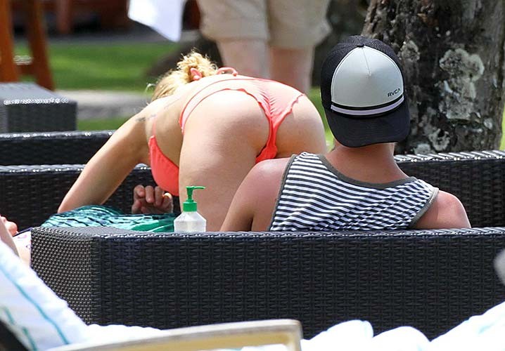 Hayden Panettiere esponendo corpo sexy e culo caldo in bikini
 #75266779