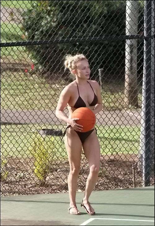 Hayden Panettiere esponendo corpo sexy e culo caldo in bikini
 #75266811