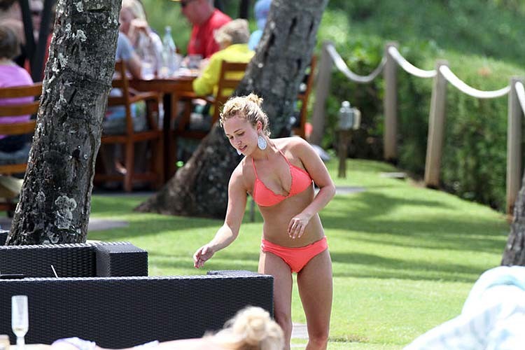 Hayden Panettiere esponendo corpo sexy e culo caldo in bikini
 #75266834