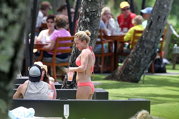 Hayden Panettiere esponendo corpo sexy e culo caldo in bikini
 #75266861