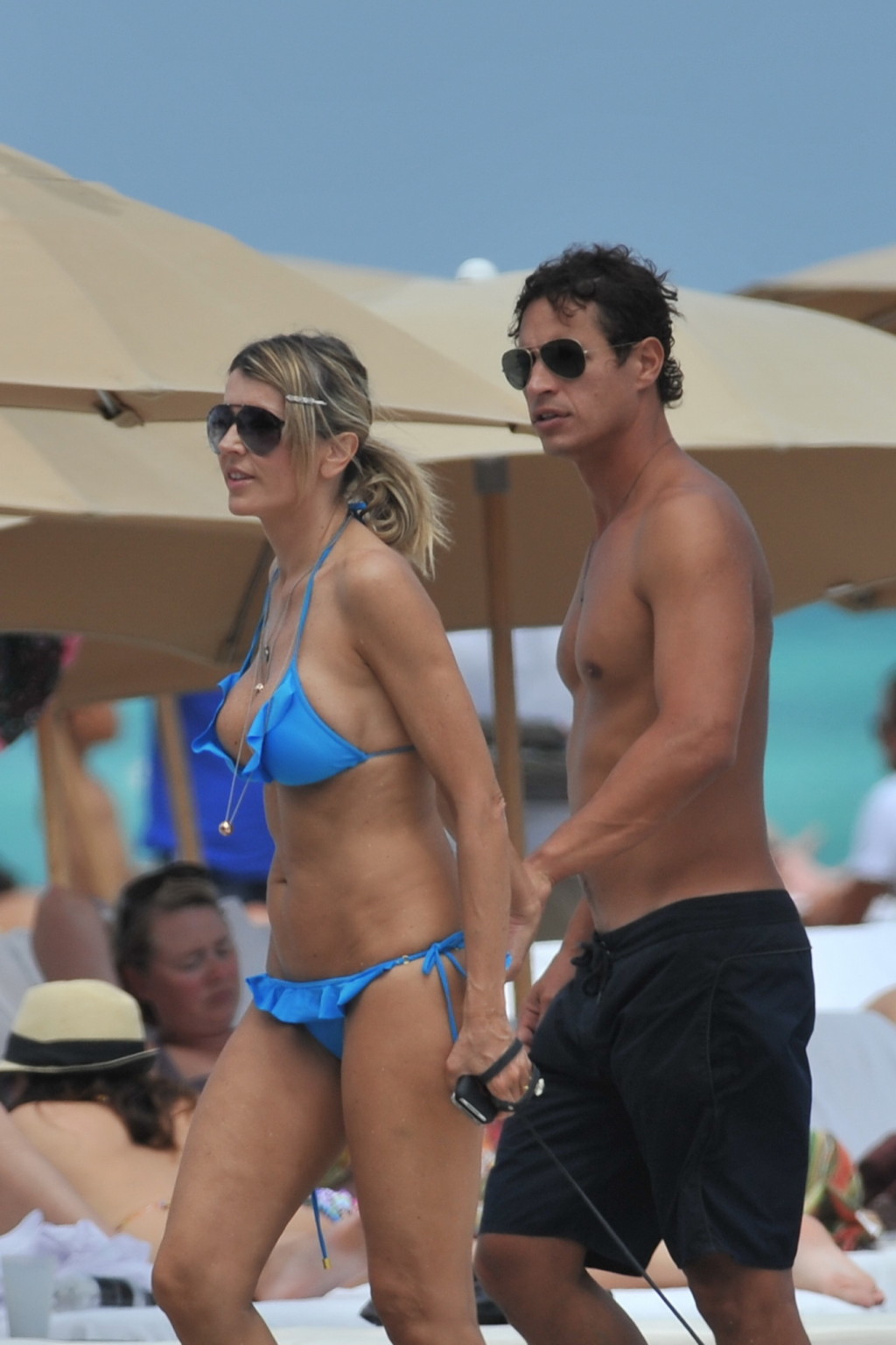 Rita rusic en buste portant un bikini bleu sexy sur une plage de Miami
 #75266744