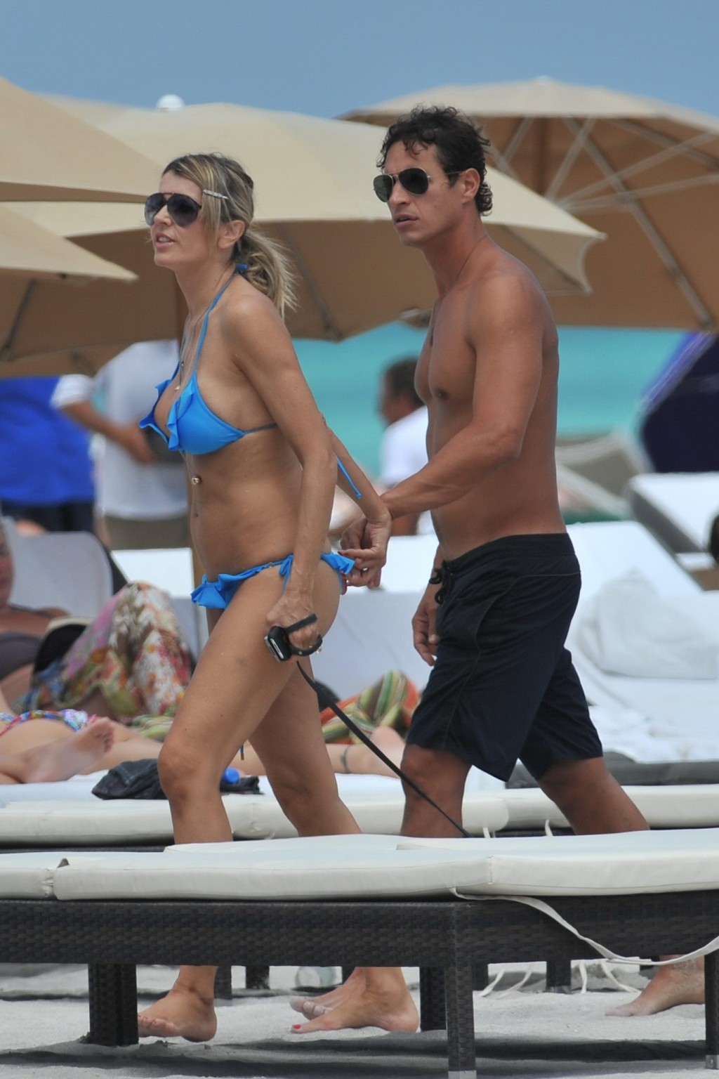 Rita rusic en buste portant un bikini bleu sexy sur une plage de Miami
 #75266757