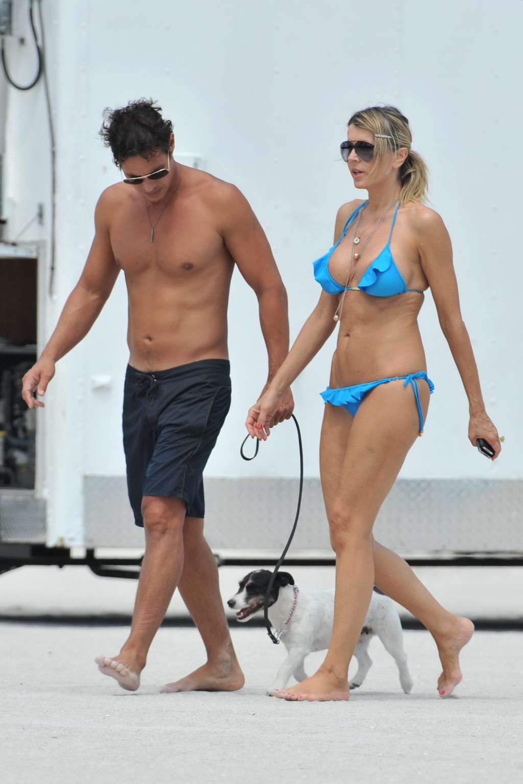 Rita rusic en buste portant un bikini bleu sexy sur une plage de Miami
 #75266784