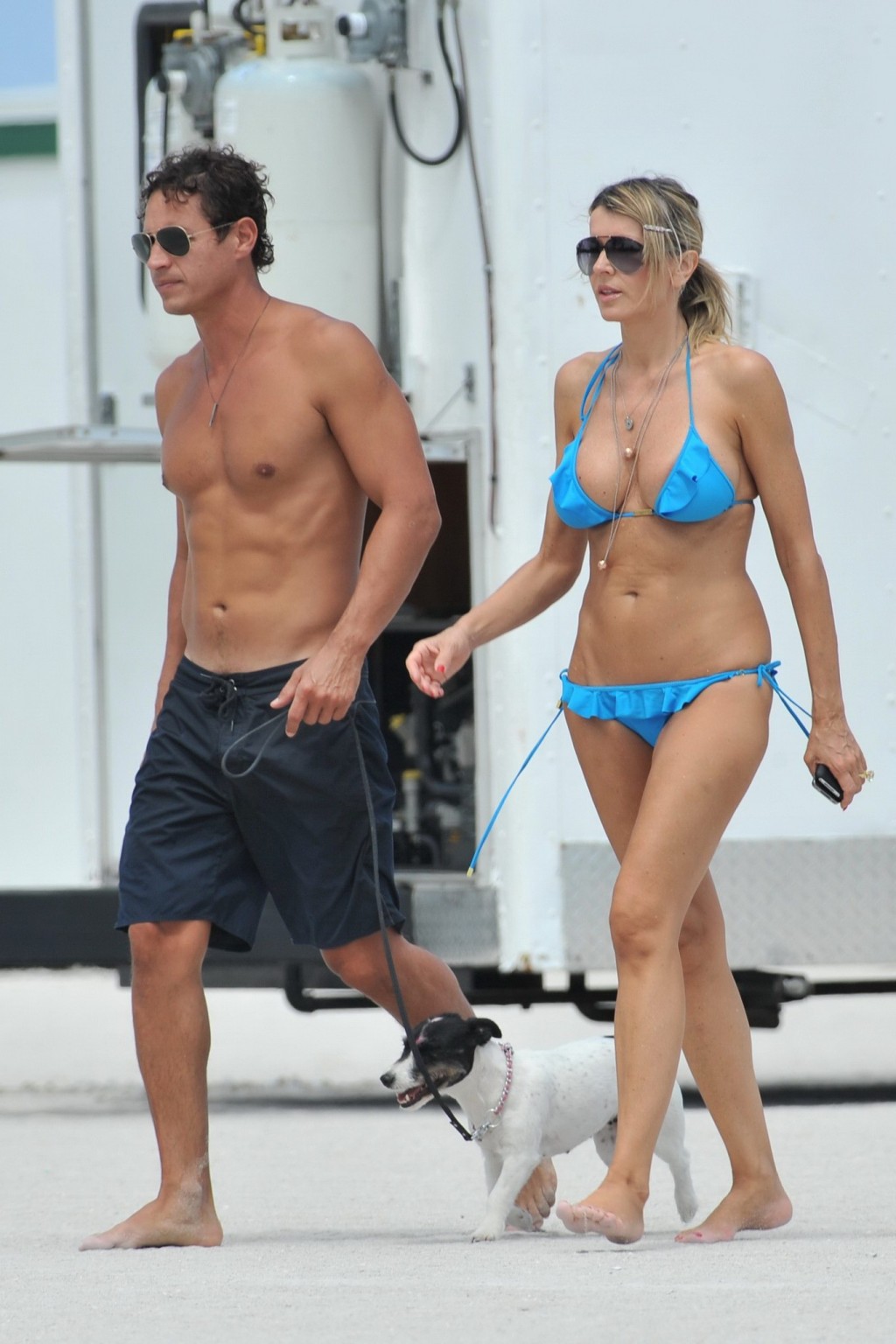 Rita rusic en buste portant un bikini bleu sexy sur une plage de Miami
 #75266791