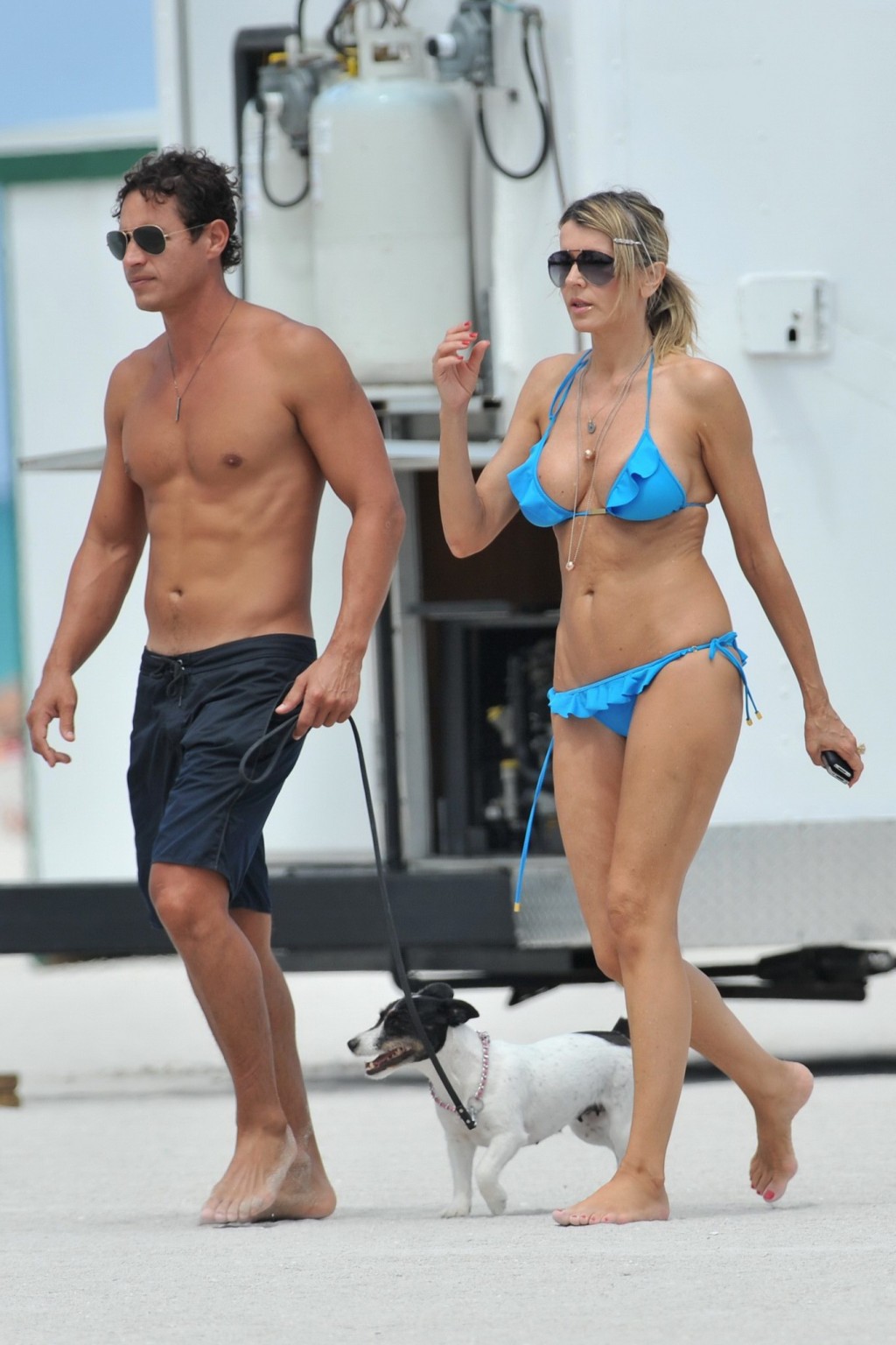 Rita rusic en buste portant un bikini bleu sexy sur une plage de Miami
 #75266799