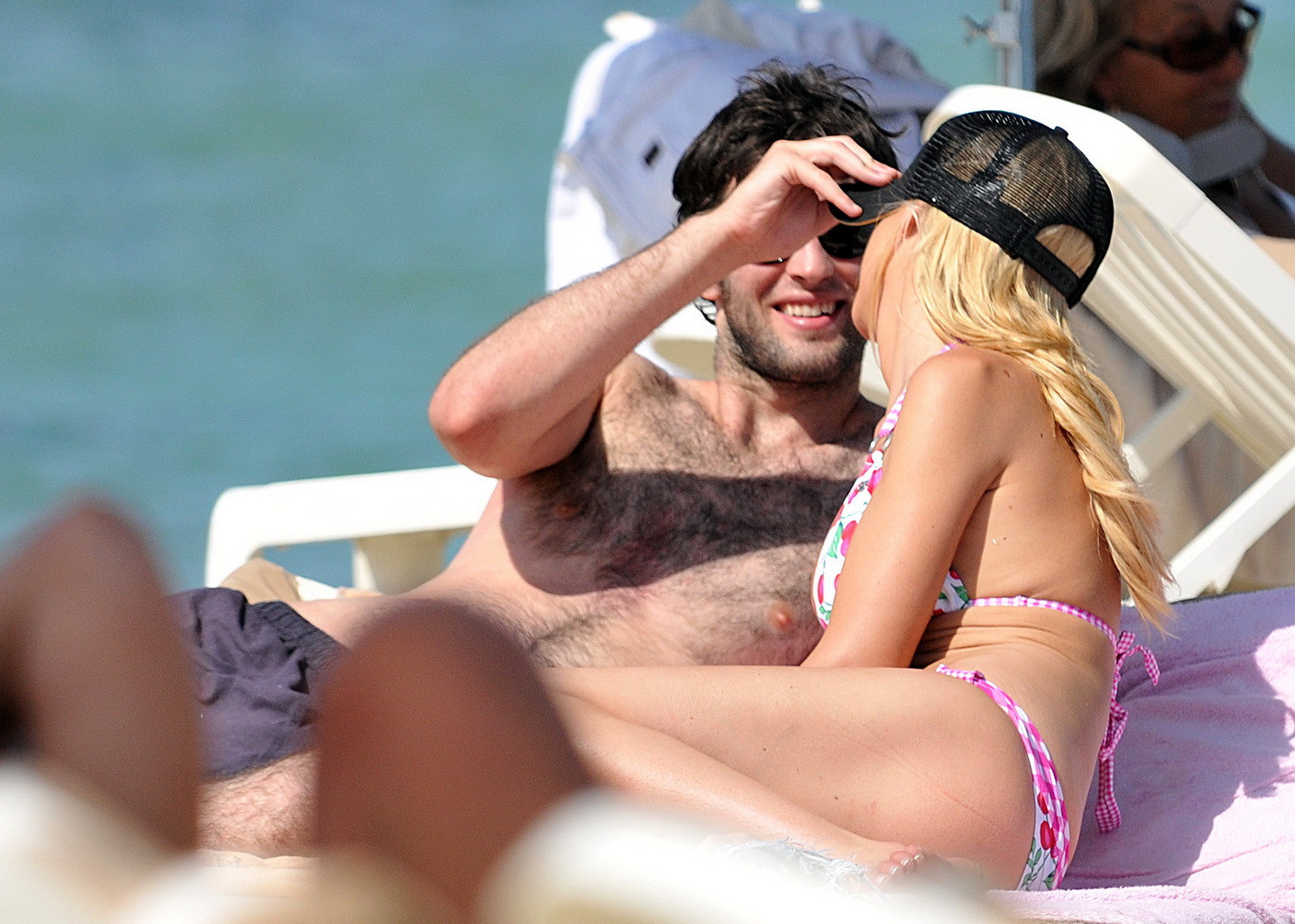Tara reid zeigt ihren heißen Körper in einem Bikini mit Kirschenmuster am Strand
 #75257711