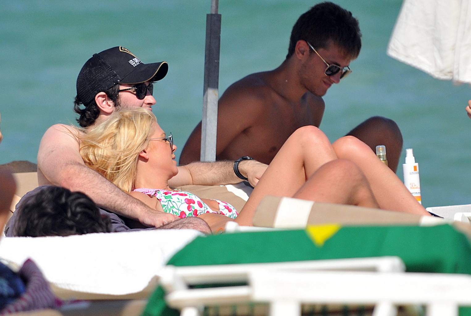 Tara reid zeigt ihren heißen Körper in einem Bikini mit Kirschenmuster am Strand
 #75257739