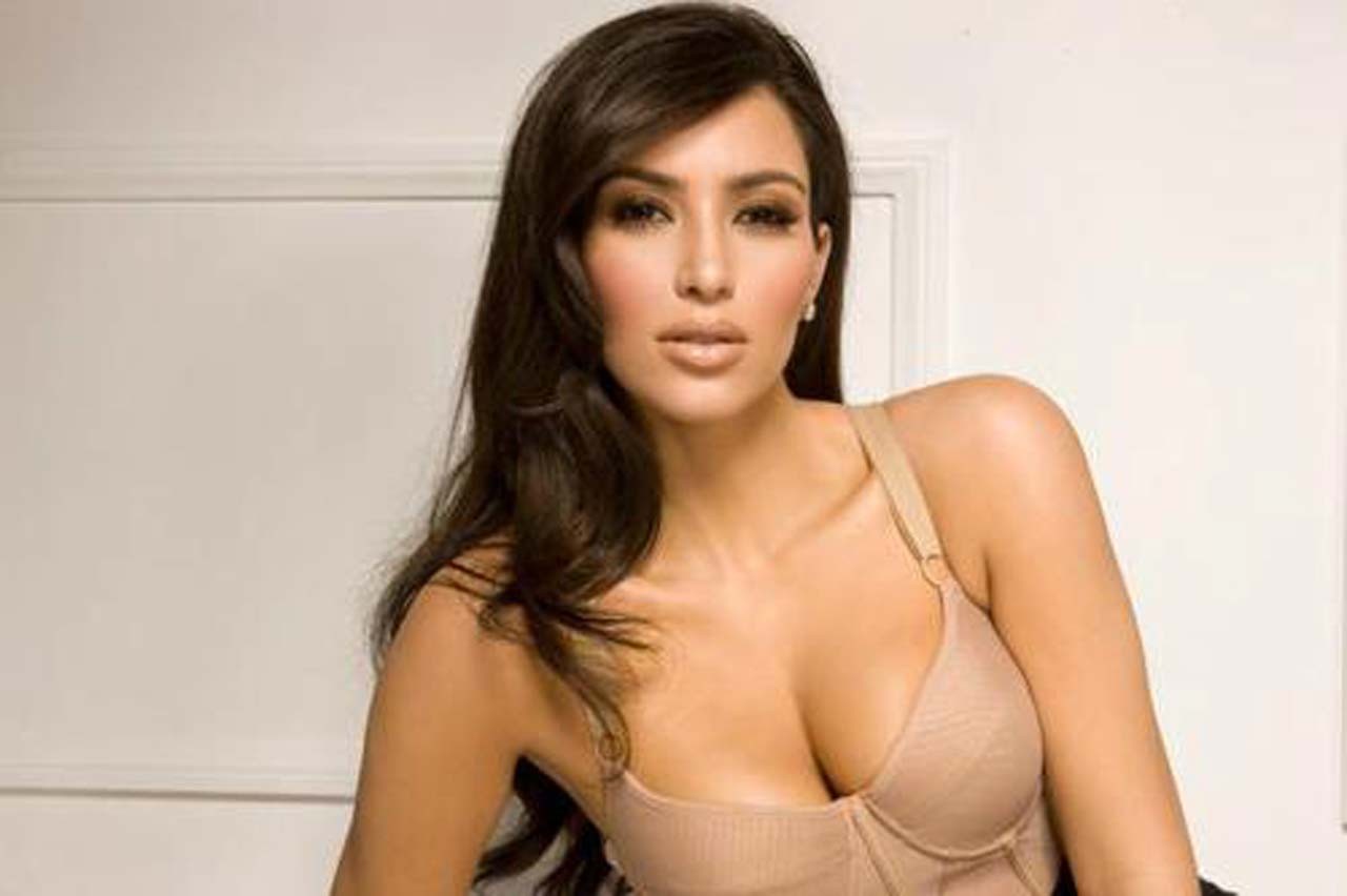 Kim Kardashian entblößt sexy Körper und riesige Brüste
 #75317417
