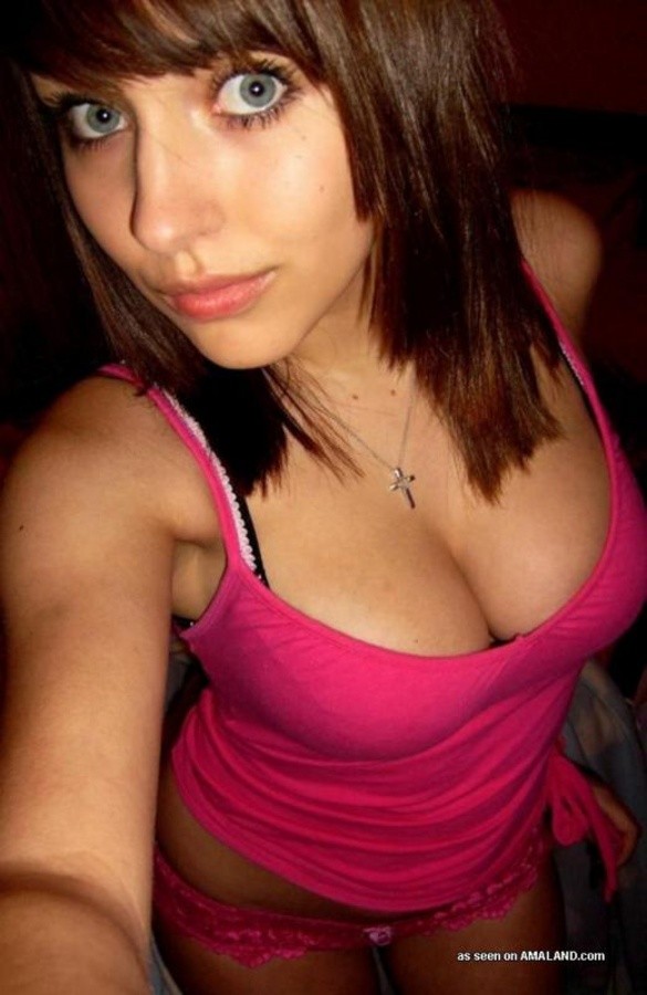 Pictures of a sizzling amateur bombshell's sexy selfpics #67274989