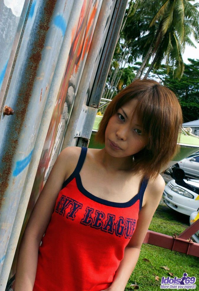 Slutty asiatische Teenager posiert in ihrem roten Dessous
 #69842033