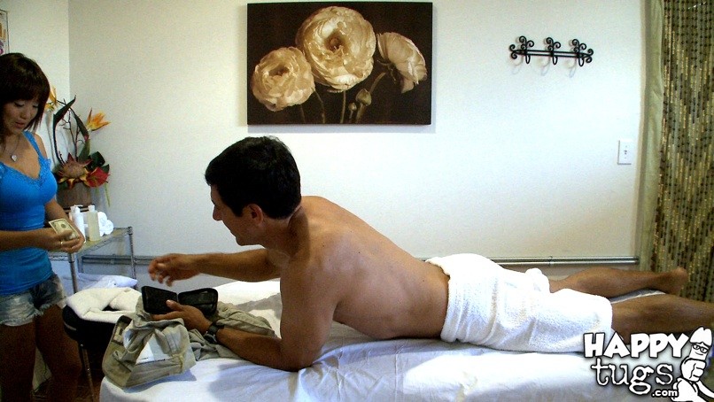 Thai babe tun erotische Massage
 #69888230