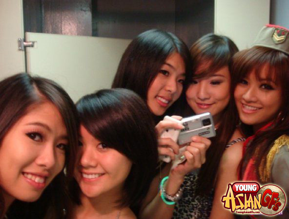 Sexy asiatische Mädchen posieren für ihren Freund
 #69924861