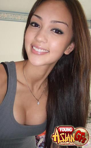 Sexy asiatische Mädchen posieren für ihren Freund
 #69924914