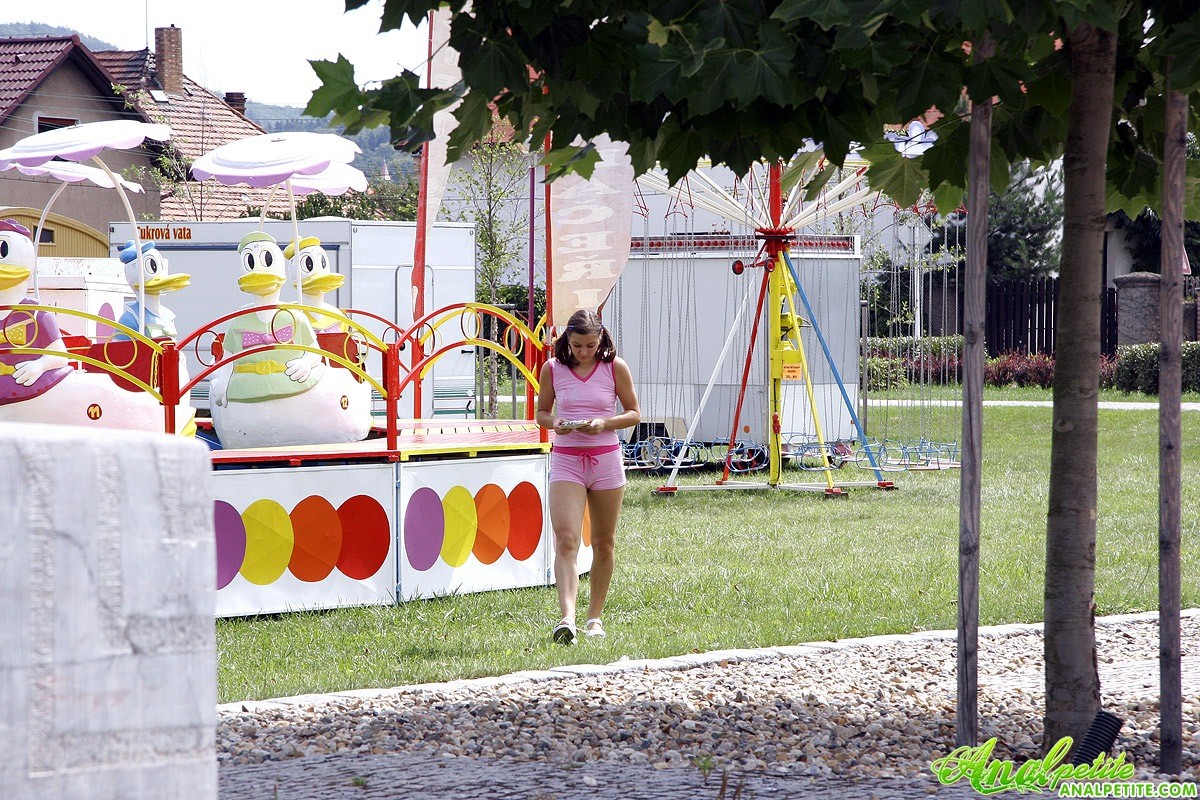 Jeune baisée dans le cul en plein air
 #68954496