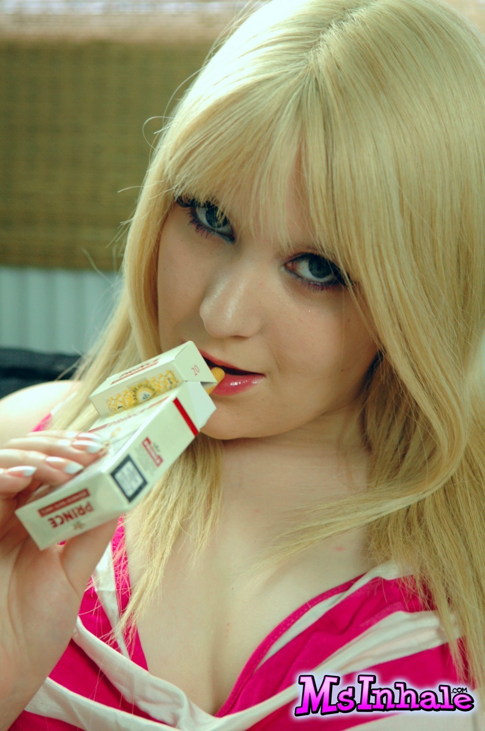 Mignonne salope blonde msinhale aime fumer des cigarettes pendant que vous regardez.
 #70261653