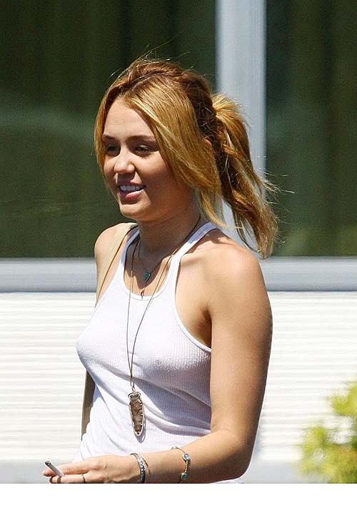 Miley Cyrus molto sexy e caldo vedere attraverso e culo sexy foto paparazzi
 #75288951