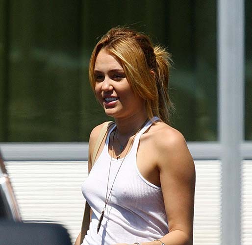 Miley cyrus muy sexy y caliente ver a través y sexy culo paparazzi fotos
 #75288956