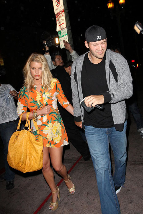 Jessica simpson montrant son grand cul en jupe dans la rue photos paparazzi
 #75398333