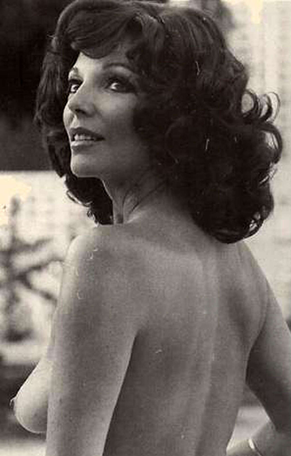 Joan collins exponiendo sus lindas tetas grandes en una sesión de fotos
 #75352792