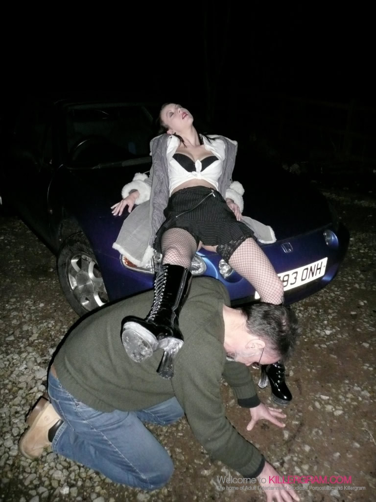 Emily x pillada chupando pollas al aire libre en mallas negras y botas
 #78590256