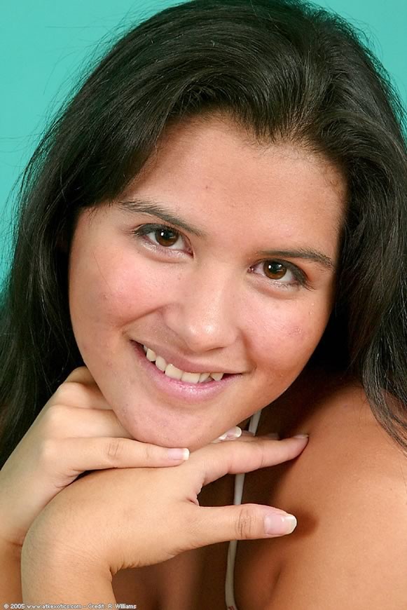 Une latina brune amateur et potelée joue avec ses énormes seins.
 #75571663