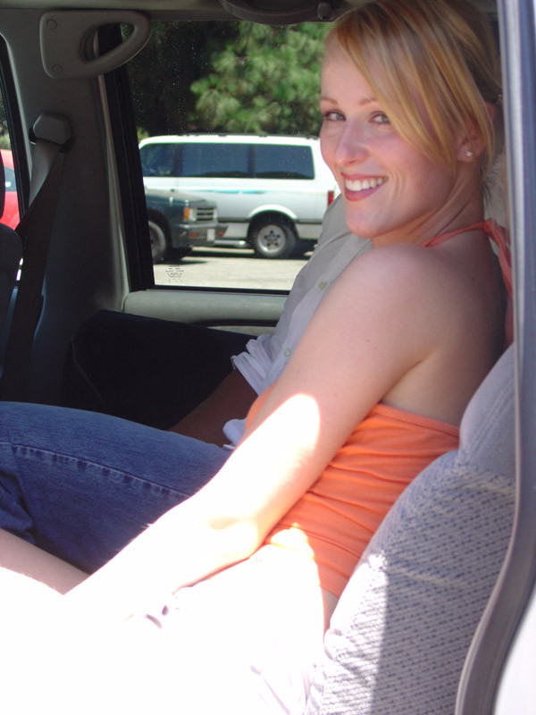 Hussy asombrado mira grandes serpientes.
 #76821820